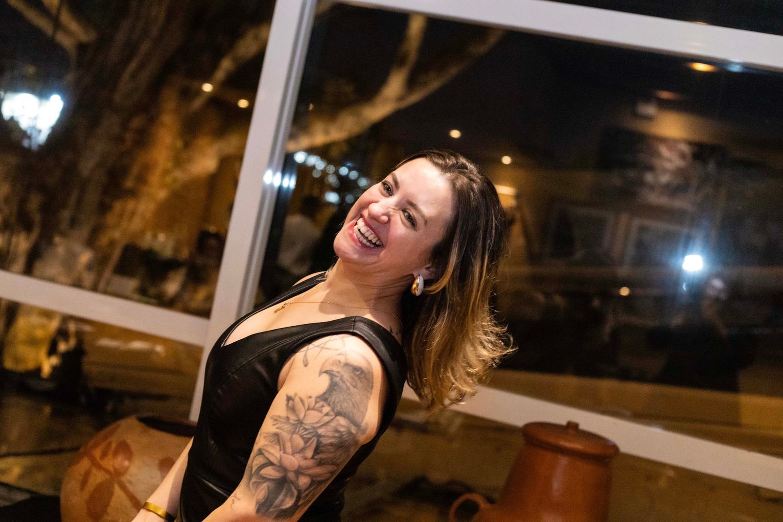 Luciane Macieira rindo durante um evento